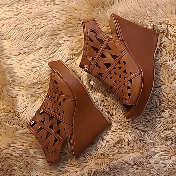 Madden Girl Shoes - Women size 9 New Madden Girl Brown Platform Wedge Sandal Faux Leather